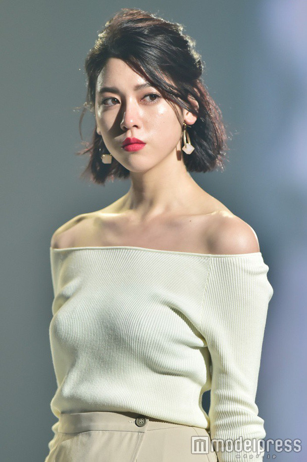 Vẻ đẹp nóng bỏng của người đẹp tắm cùng bố đến năm 20 tuổi - Hình 7 Ve dep nong bong cua nguoi dep tam cung bo den nam 20 tuoi-Hinh-7