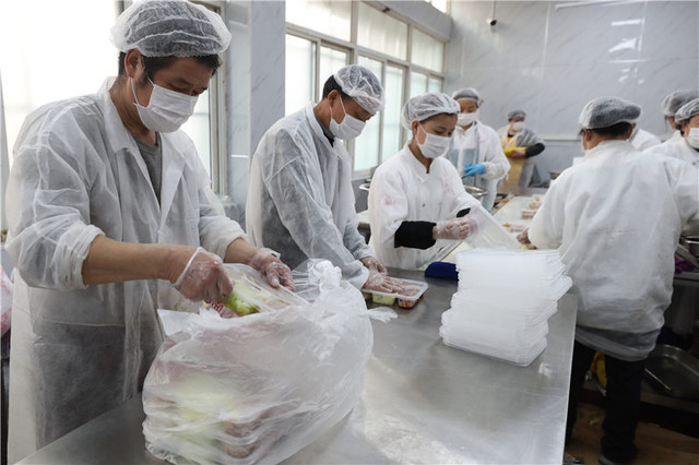 Có gì trong nhà bếp nấu 20.000 suất ăn cho bệnh nhân nhiễm COVID-19 ở Vũ Hán - Hình 6 Co gi trong nha bep nau 20.000 suat an cho benh nhan nhiem COVID-19 o Vu Han-Hinh-6