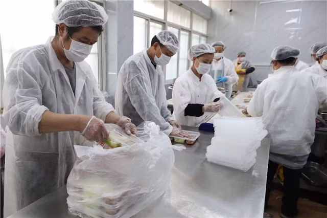 Co gi trong nha bep nau 20.000 suat an cho benh nhan nhiem COVID-19 o Vu Han-Hinh-6