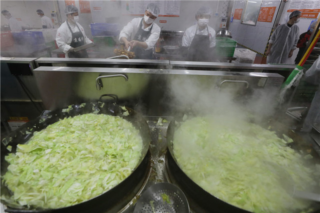 Có gì trong nhà bếp nấu 20.000 suất ăn cho bệnh nhân nhiễm COVID-19 ở Vũ Hán - Hình 3 Co gi trong nha bep nau 20.000 suat an cho benh nhan nhiem COVID-19 o Vu Han-Hinh-3
