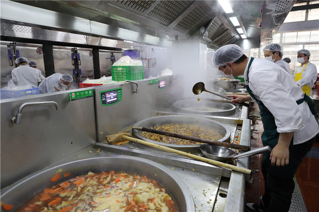 Có gì trong nhà bếp nấu 20.000 suất ăn cho bệnh nhân nhiễm COVID-19 ở Vũ Hán - Hình 4 Co gi trong nha bep nau 20.000 suat an cho benh nhan nhiem COVID-19 o Vu Han-Hinh-4