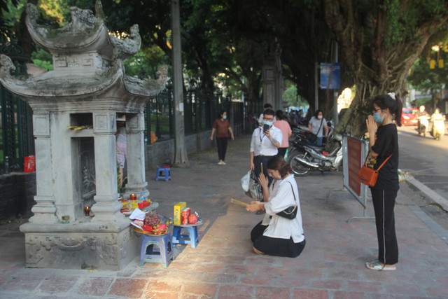 Sĩ tử khấn vái bia “Hạ Mã“: Tâm linh nhưng đừng mê tín Si tu khan vai bia “Ha Ma“: Tam linh nhung dung me tin