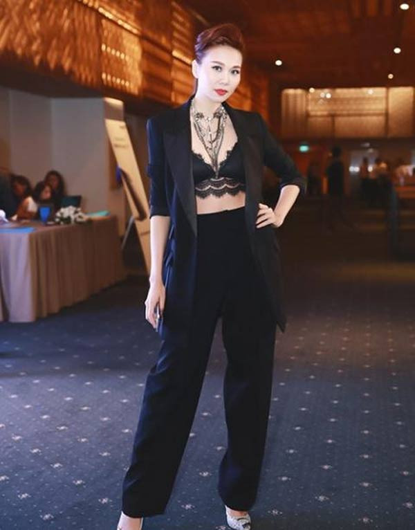 Phong cách ăn mặc đầy táo bạo của nữ chính “Chị chị em em” - Hình 5 Phong cach an mac day tao bao cua nu chinh “Chi chi em em”-Hinh-5