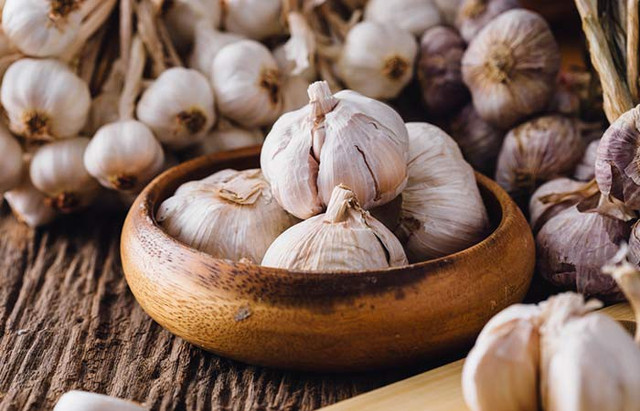 Tóc bị gàu làm sao loại bỏ: 9 công thức sạch gàu siêu hay bạn nên thử tại nhà - Hình 7 Toc bi gau lam sao loai bo: 9 cong thuc sach gau sieu hay ban nen thu tai nha-Hinh-7