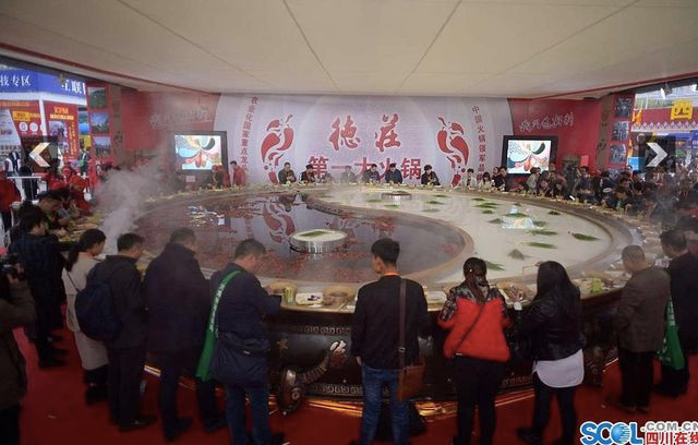 Có gì trong nồi lẩu kỷ lục nặng 13 tấn ở Trung Quốc? - Hình 6 Co gi trong noi lau ky luc nang 13 tan o Trung Quoc?-Hinh-6