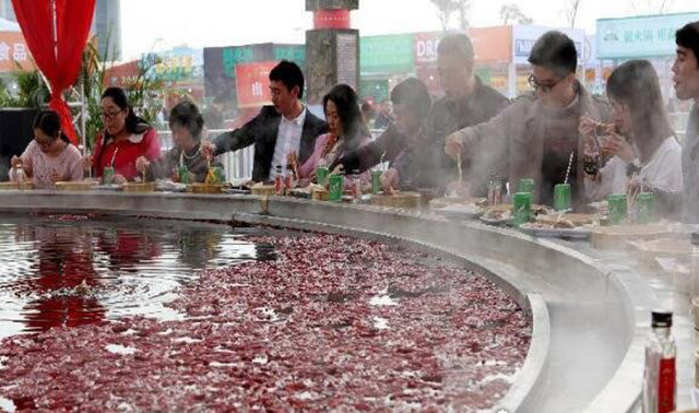 Có gì trong nồi lẩu kỷ lục nặng 13 tấn ở Trung Quốc? - Hình 7 Co gi trong noi lau ky luc nang 13 tan o Trung Quoc?-Hinh-7