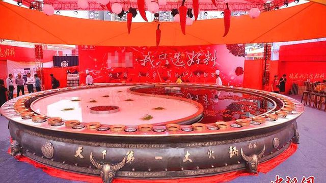 Có gì trong nồi lẩu kỷ lục nặng 13 tấn ở Trung Quốc? - Hình 3 Co gi trong noi lau ky luc nang 13 tan o Trung Quoc?-Hinh-3