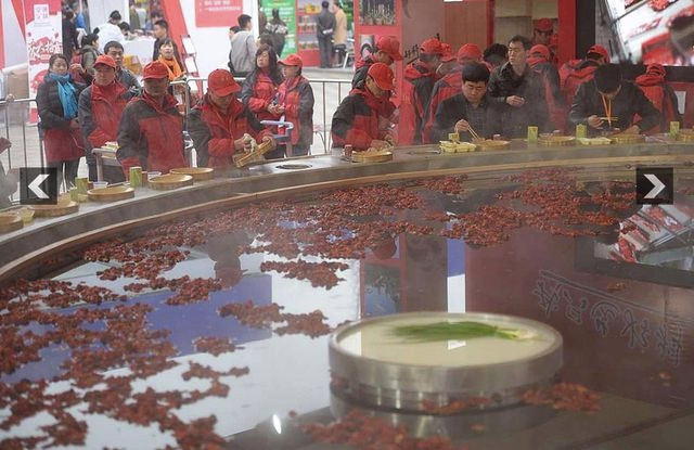 Có gì trong nồi lẩu kỷ lục nặng 13 tấn ở Trung Quốc? - Hình 5 Co gi trong noi lau ky luc nang 13 tan o Trung Quoc?-Hinh-5