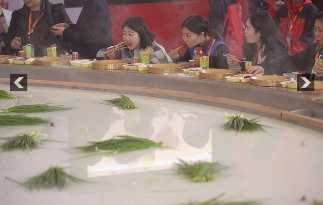 Có gì trong nồi lẩu kỷ lục nặng 13 tấn ở Trung Quốc? - Hình 4 Co gi trong noi lau ky luc nang 13 tan o Trung Quoc?-Hinh-4