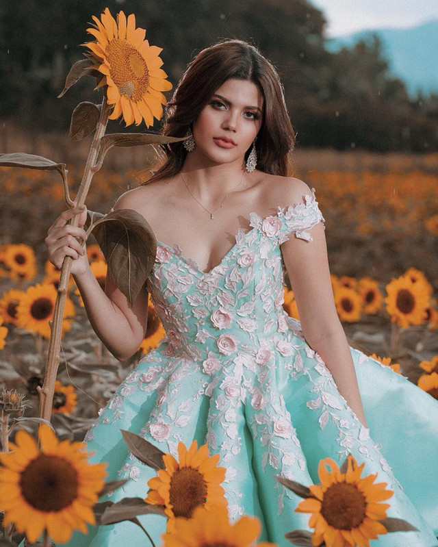 Hoa hậu đồng hành cùng đoàn Việt Nam tại SEA Games ăn mặc cực gợi cảm Hoa hau dong hanh cung doan Viet Nam tai SEA Games an mac cuc goi cam