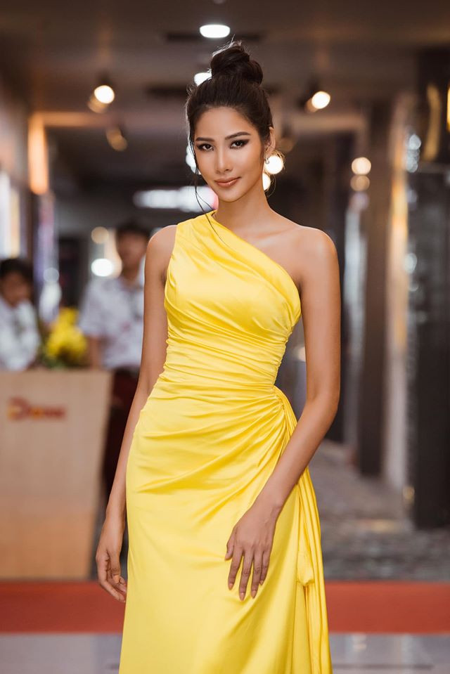 Những lần khoe vòng 1 gợi cảm của Hoàng Thùy - Hình 7 Nhung lan khoe vong 1 goi cam cua Hoang Thuy-Hinh-7