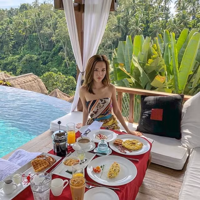 Tieu thu cua hoi Rich Kid Viet khoe body nong bong, goi cam-Hinh-6