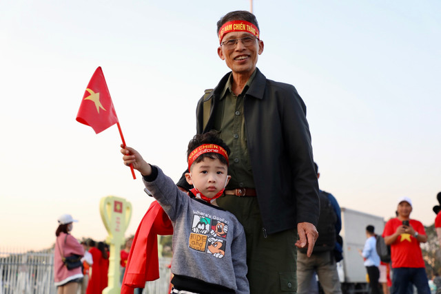 Chung kết AFF Cup: Cổ động viên nhuộm đỏ khu vực ngoài sân Mỹ Đình - Hình 5 Chung ket AFF Cup: Co dong vien nhuom do khu vuc ngoai san My Dinh-Hinh-5