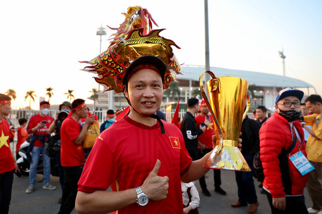 Chung kết AFF Cup: Cổ động viên nhuộm đỏ khu vực ngoài sân Mỹ Đình - Hình 10 Chung ket AFF Cup: Co dong vien nhuom do khu vuc ngoai san My Dinh-Hinh-10