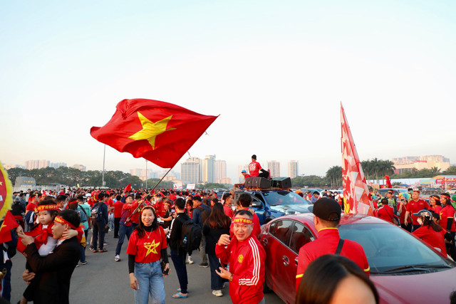 Chung kết AFF Cup: Cổ động viên nhuộm đỏ khu vực ngoài sân Mỹ Đình - Hình 8 Chung ket AFF Cup: Co dong vien nhuom do khu vuc ngoai san My Dinh-Hinh-8