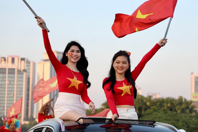 Chung kết AFF Cup: Cổ động viên nhuộm đỏ khu vực ngoài sân Mỹ Đình - Hình 3 Chung ket AFF Cup: Co dong vien nhuom do khu vuc ngoai san My Dinh-Hinh-3