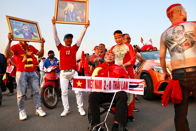 Chung kết AFF Cup: Cổ động viên nhuộm đỏ khu vực ngoài sân Mỹ Đình - Hình 4 Chung ket AFF Cup: Co dong vien nhuom do khu vuc ngoai san My Dinh-Hinh-4