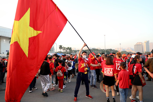 Chung kết AFF Cup: Cổ động viên nhuộm đỏ khu vực ngoài sân Mỹ Đình - Hình 9 Chung ket AFF Cup: Co dong vien nhuom do khu vuc ngoai san My Dinh-Hinh-9