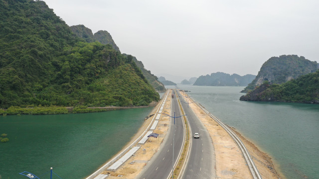 Tuyến đường nối Hạ Long và Cẩm Phả có xong trước Tết Nguyên đán? - Hình 6 Tuyen duong noi Ha Long va Cam Pha co xong truoc Tet Nguyen dan?-Hinh-6