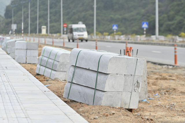 Tuyến đường nối Hạ Long và Cẩm Phả có xong trước Tết Nguyên đán? - Hình 2 Tuyen duong noi Ha Long va Cam Pha co xong truoc Tet Nguyen dan?-Hinh-2