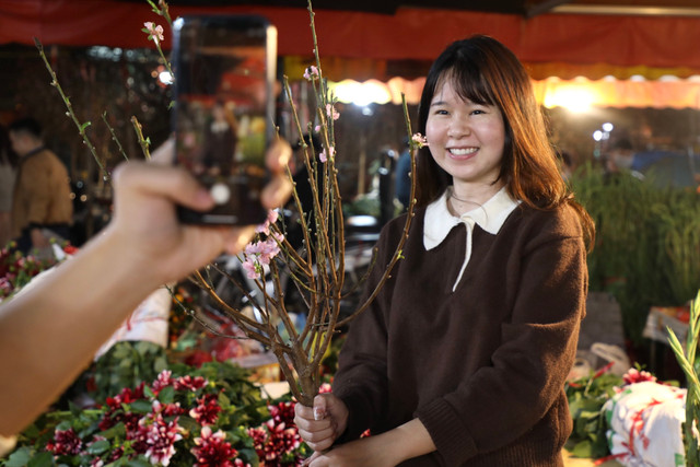 Trải nghiệm chợ hoa đêm lớn nhất Hà Nội ngày cuối năm - Hình 5 Trai nghiem cho hoa dem lon nhat Ha Noi ngay cuoi nam-Hinh-5