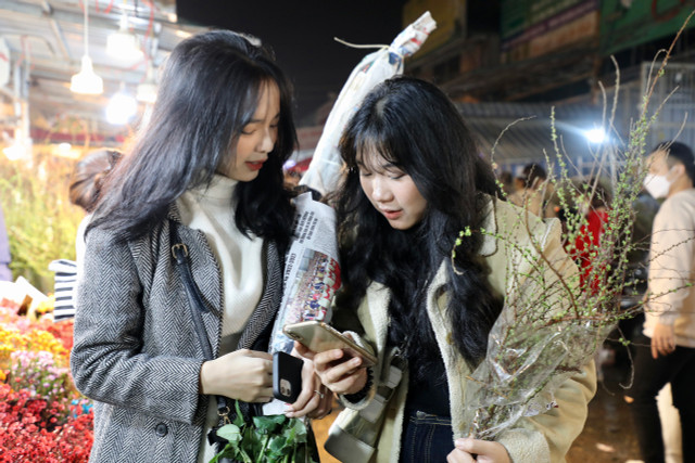 Trải nghiệm chợ hoa đêm lớn nhất Hà Nội ngày cuối năm - Hình 11 Trai nghiem cho hoa dem lon nhat Ha Noi ngay cuoi nam-Hinh-11