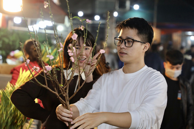 Trải nghiệm chợ hoa đêm lớn nhất Hà Nội ngày cuối năm - Hình 4 Trai nghiem cho hoa dem lon nhat Ha Noi ngay cuoi nam-Hinh-4
