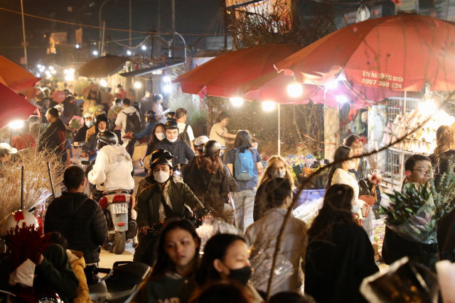 Trải nghiệm chợ hoa đêm lớn nhất Hà Nội ngày cuối năm Trai nghiem cho hoa dem lon nhat Ha Noi ngay cuoi nam