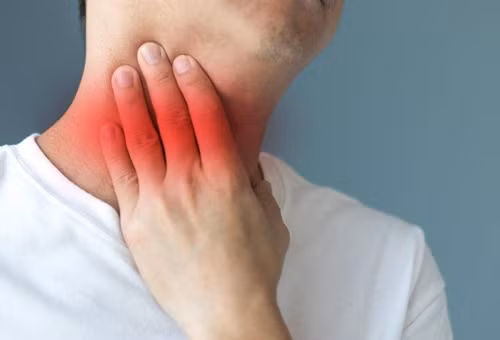 Những biểu hiện đau họng cảnh báo ung thư tuyến giáp - Hình 2 Nhung bieu hien dau hong canh bao ung thu tuyen giap-Hinh-2
