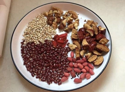 Đậu đỏ ăn với ý dĩ giúp xóa nếp nhăn, tử cung sạch - Hình 2 Dau do an voi y di giup xoa nep nhan, tu cung sach-Hinh-2