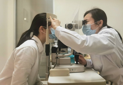 Mắt bị tổn thương vì kính áp tròng Mat bi ton thuong vi kinh ap trong