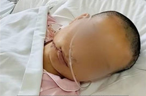 Vợ đang nằm viện, chồng cầm dao đến hành hung Vo dang nam vien, chong cam dao den hanh hung