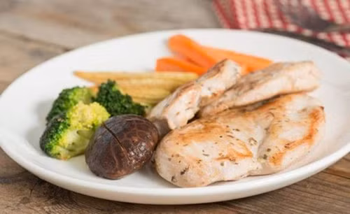 Hot boy the hinh bi ton thuong than nghiem trong do an uc ga ca thang-Hinh-2