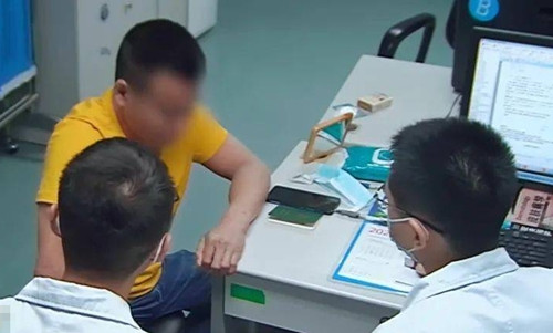 Cha mẹ kết hôn cận huyết khiến con trai bị khiếm khuyết di truyền đáng sợ - Hình 3 Cha me ket hon can huyet khien con trai bi khiem khuyet di truyen dang so-Hinh-3