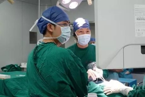 Cô gái bị mù mắt do thói quen khi đi bộ này Co gai bi mu mat do thoi quen khi di bo nay