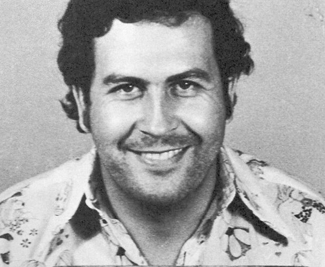 "Ông hoàng cocaine" Pablo Escobar và các bí mật kinh hoàng Được mệnh danh là "ông hoàng cocaine", y bắt đầu buôn lậu cocaine từ giữa những năm 1970. Trước đó, gã thực hiện nhiều hành vi phạm pháp như bán thuốc lá lậu và vé số giả, trộm ôtô, bắt cóc tống tiền...