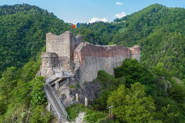 Xem nét đẹp của những lâu đài bị bỏ hoang hàng trăm năm - Hình 6 Xem net dep cua nhung lau dai bi bo hoang hang tram nam-Hinh-6