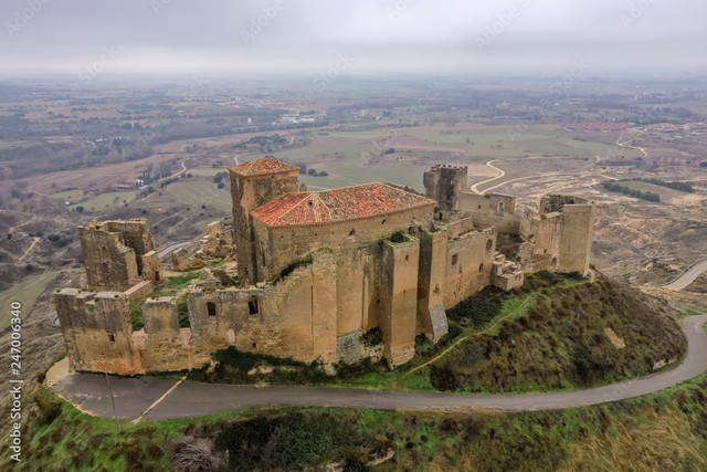 Xem nét đẹp của những lâu đài bị bỏ hoang hàng trăm năm - Hình 9 Xem net dep cua nhung lau dai bi bo hoang hang tram nam-Hinh-9