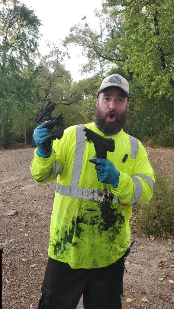 Cặp vợ chồng người Mỹ đã vô tình tìm thấy "kho báu" khi câu cá - Hình 9 Cap vo chong nguoi My da vo tinh tim thay