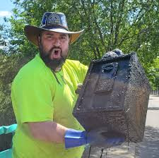 Cặp vợ chồng người Mỹ đã vô tình tìm thấy "kho báu" khi câu cá - Hình 2 Cap vo chong nguoi My da vo tinh tim thay