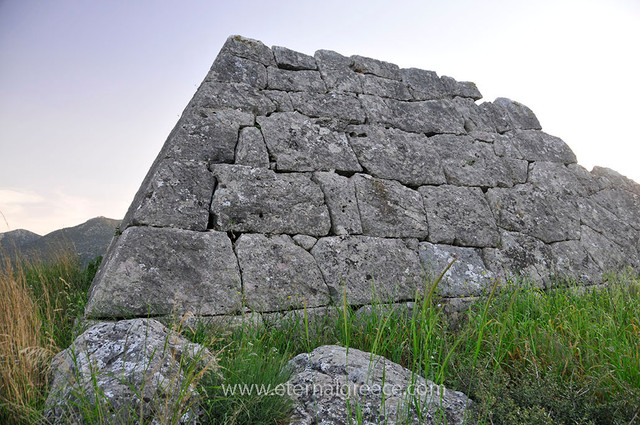 Kim tu thap co xua nhat Hy Lap chua dung nhieu bi an-Hinh-2