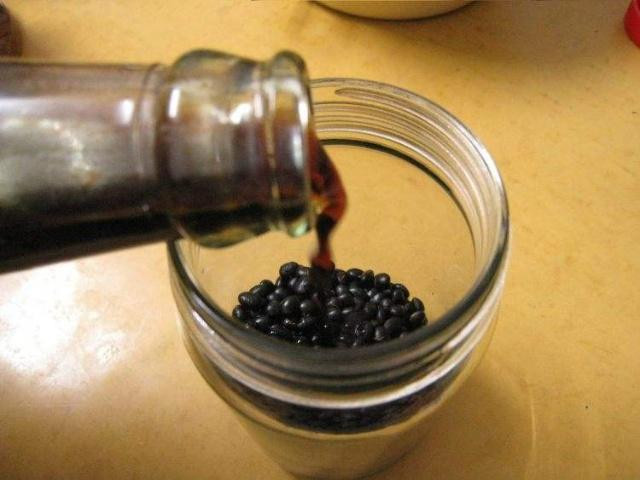 Cơ thể thay đổi đáng mừng khi ăn đậu đen ngâm thứ này mỗi ngày - Hình 9 Co the thay doi dang mung khi an dau den ngam thu nay moi ngay-Hinh-9