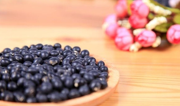 Cơ thể thay đổi đáng mừng khi ăn đậu đen ngâm thứ này mỗi ngày - Hình 7 Co the thay doi dang mung khi an dau den ngam thu nay moi ngay-Hinh-7