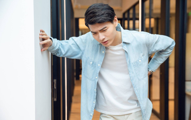 3 triệu chứng đau thắt lưng là dấu hiệu của bệnh ung thư 3 trieu chung dau that lung la dau hieu cua benh ung thu