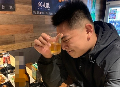 Uống rượu quá nhiều dịp cuối năm, thanh niên suýt mất mạng Uong ruou qua nhieu dip cuoi nam, thanh nien suyt mat mang