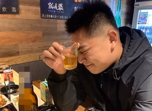 Uong ruou qua nhieu dip cuoi nam, thanh nien suyt mat mang