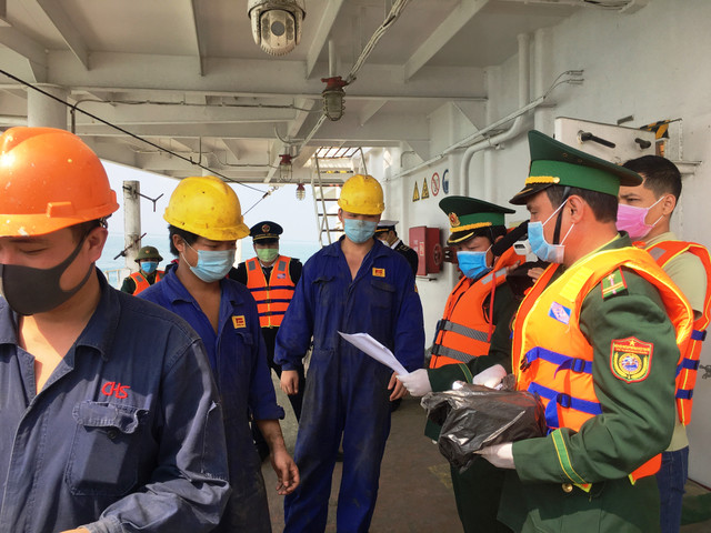 Cách ly 10 thuyền viên từ Hồng Kông về Quảng Bình Cach ly 10 thuyen vien tu Hong Kong ve Quang Binh