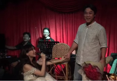 Bạn trai bất ngờ với màn cầu hôn 'Anh lấy em không' của Hoà Minzy - Hình 2 Ban trai bat ngo voi man cau hon 'Anh lay em khong' cua Hoa Minzy-Hinh-2