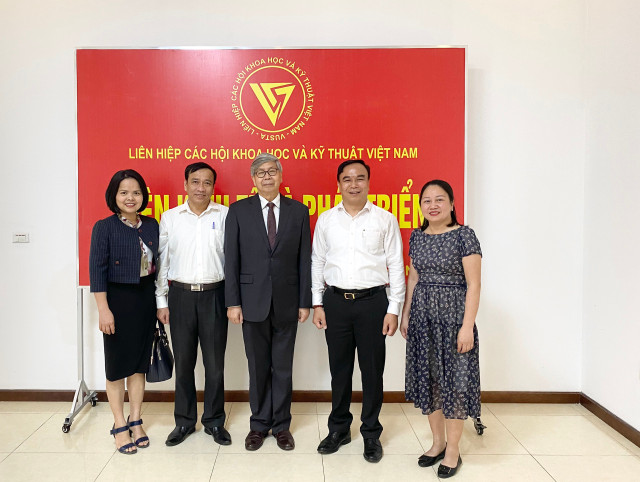 Lãnh đạo VUSTA thăm, làm việc tại Viện Kinh tế và Phát triển - Hình 3 Lanh dao VUSTA tham, lam viec tai Vien Kinh te va Phat trien-Hinh-3