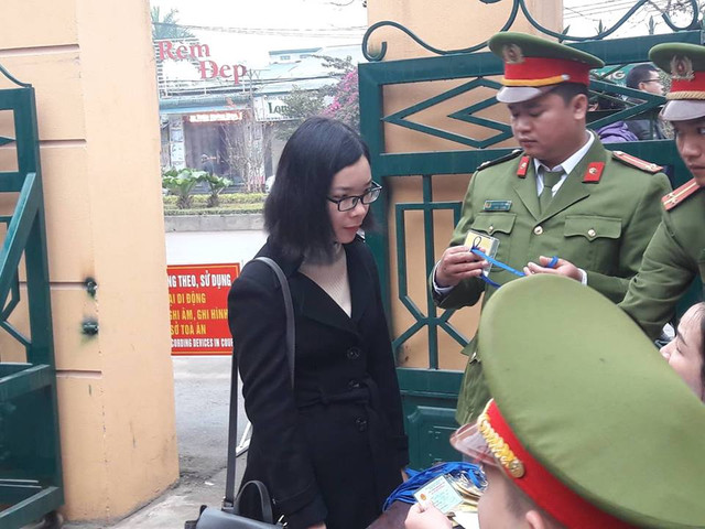 Bác sĩ Hoàng Công Lương vắng mặt, HĐXX hoãn phiên tòa - Hình 3 Bac si Hoang Cong Luong vang mat, HDXX hoan phien toa-Hinh-3